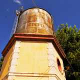La struttura decisamente r�tro � sormontata da un silos in metallo a tratti arrugginito che reca scritto il nome del Comune in cui si trova